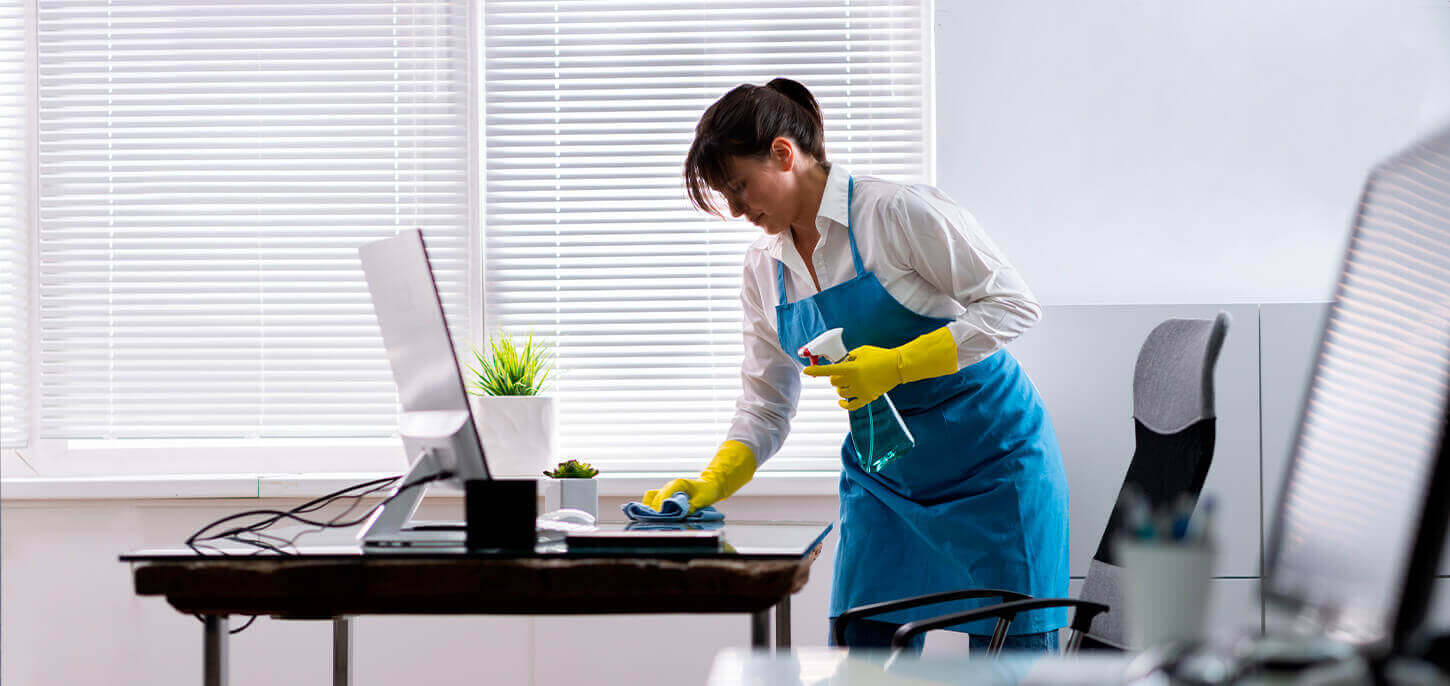 Professionnel en nettoyage dans un environnement commercial