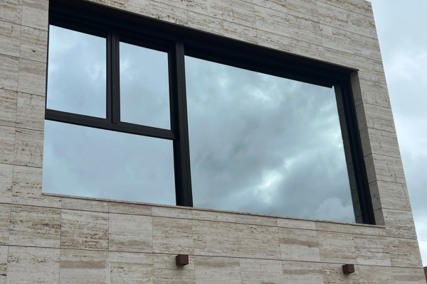 Lumière naturelle traversant des fenêtres parfaitement propres